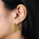 Brinco argola texturizada