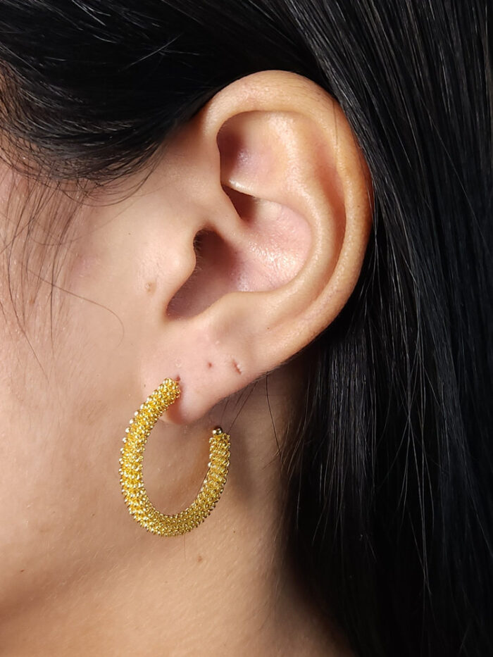 Brinco argola texturizada