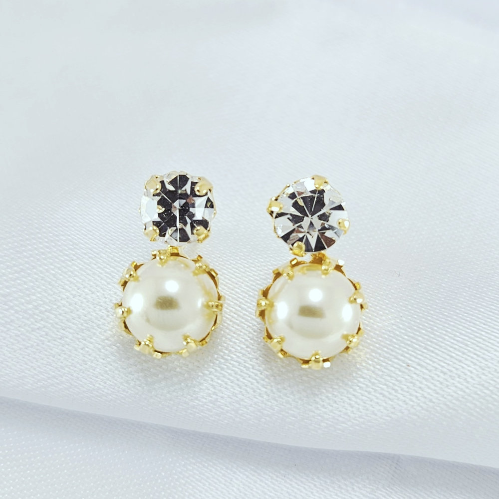 Brinco duplo com pérola e ponto de luz