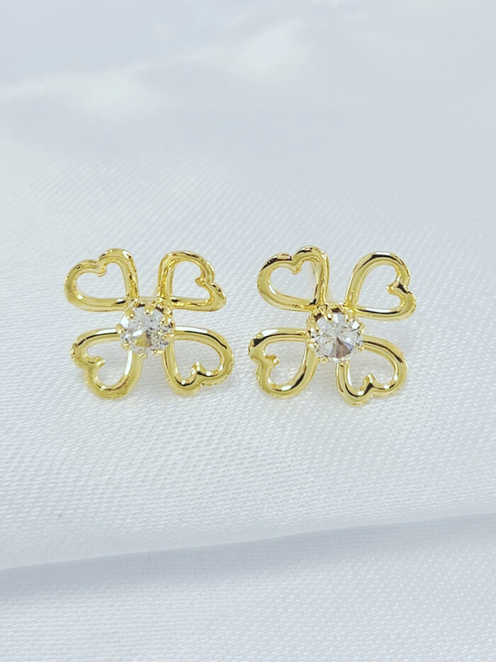 Brinco flor com detalhe coração liso
