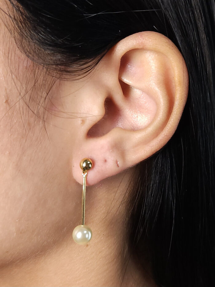 Brinco fio longo liso com pérola