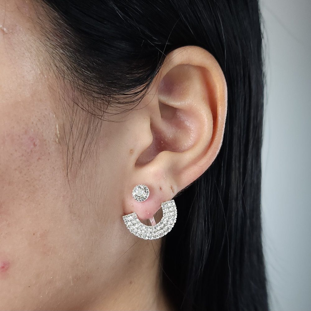 Brinco meia-lua cravejado