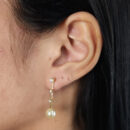 Brinco fio com três pontos de luz e pérola