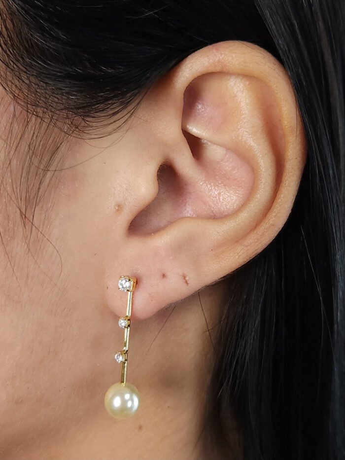 Brinco fio com três pontos de luz e pérola