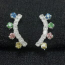 Brinco fio curvado cravejado com pedras coloridas