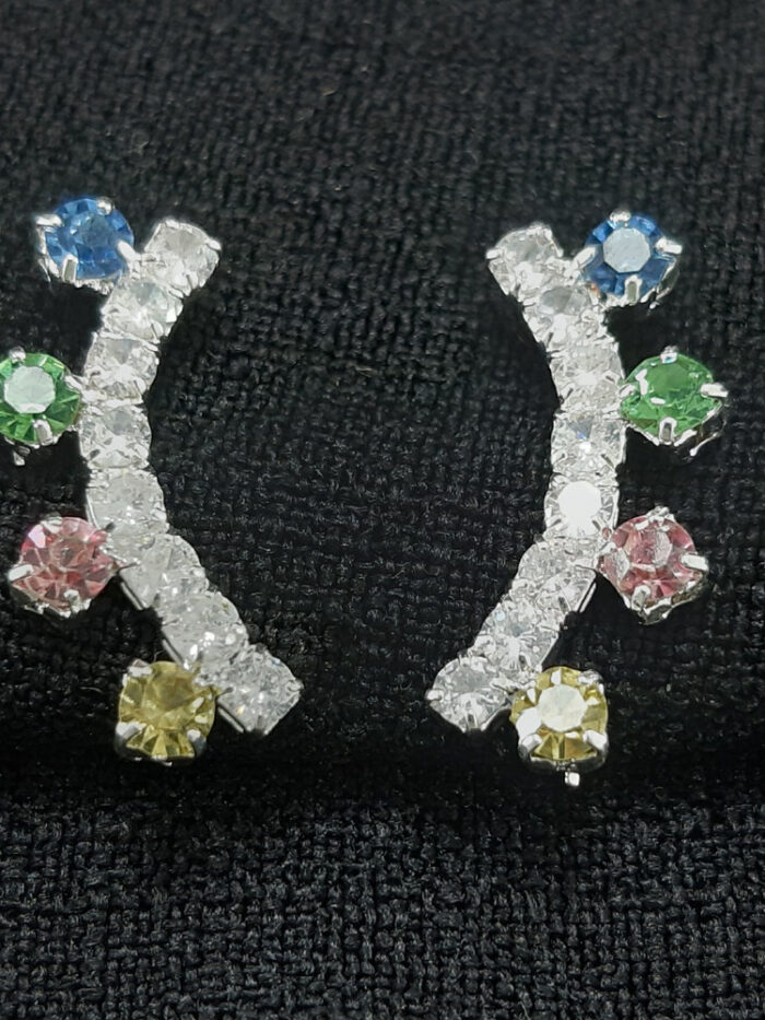 Brinco fio curvado cravejado com pedras coloridas