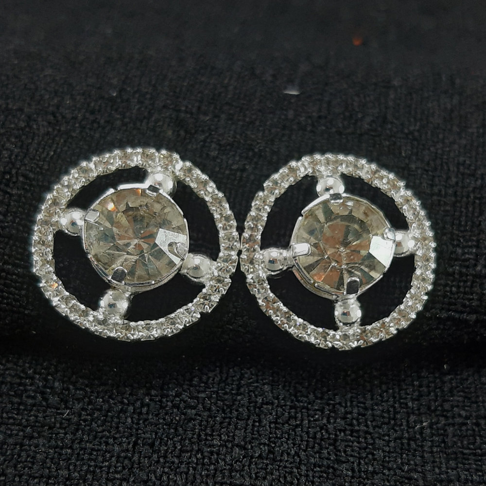 Brinco circulo cravejado com pedra cristal