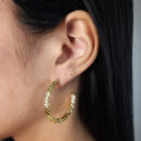 Brinco argola fio com estrelas