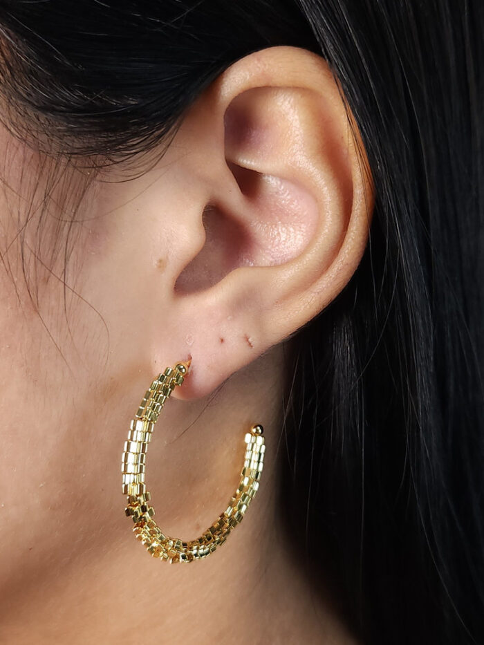 Brinco argola fio com estrelas