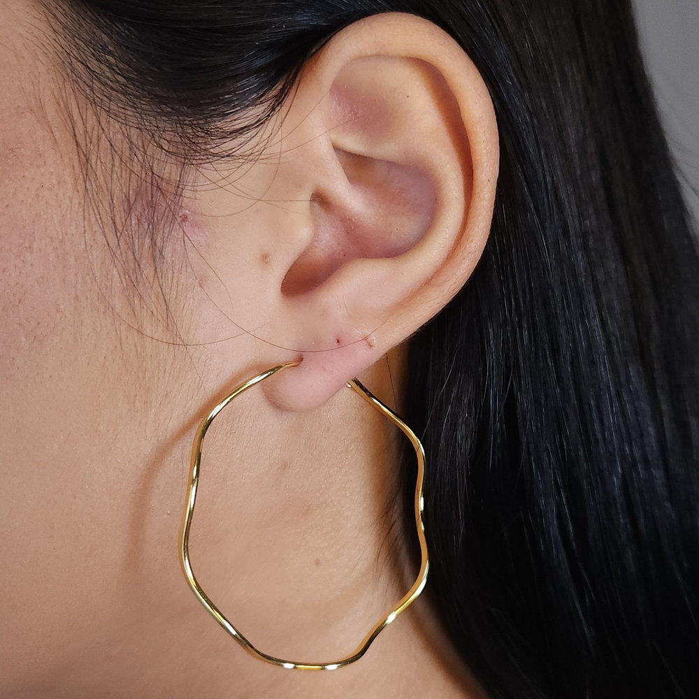 Argola ondulada fio liso