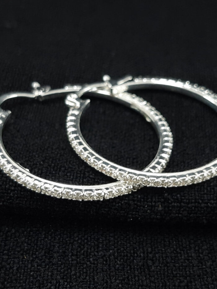 Brinco argola fio cravejado