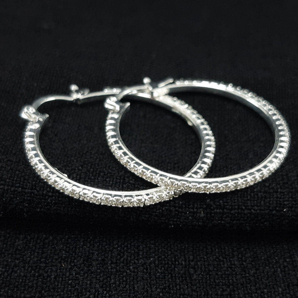 Brinco argola fio cravejado