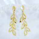 Brinco folhagem detalhe vazado