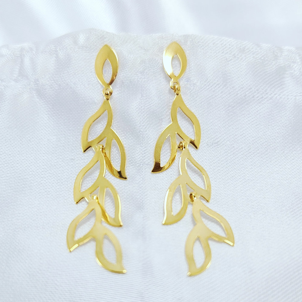 Brinco folhagem detalhe vazado