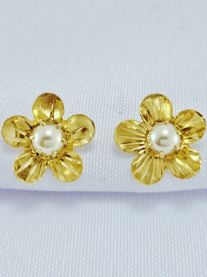 Brinco flor dourada com pérola central