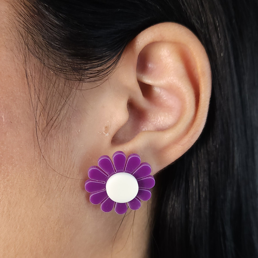 Brinco flor base lisa