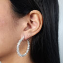 Brinco argola prateada detalhada