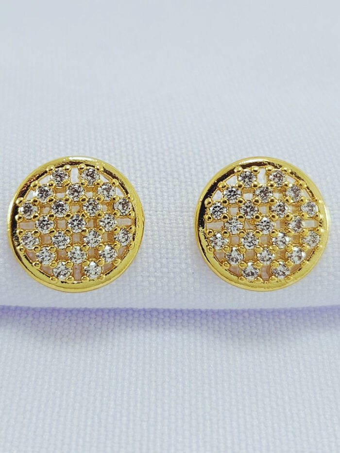 Brinco modelo redondo com fios cravejado e vazado