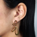 Brinco borboleta lisa asas vazadas