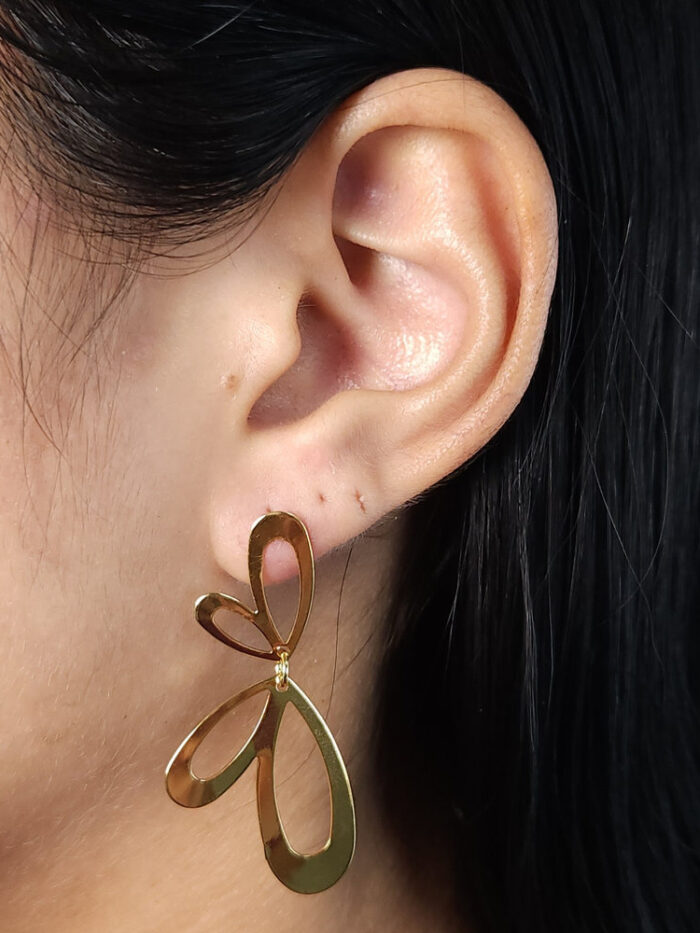 Brinco borboleta lisa asas vazadas