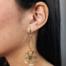 Brinco flor vazada detalhe navete