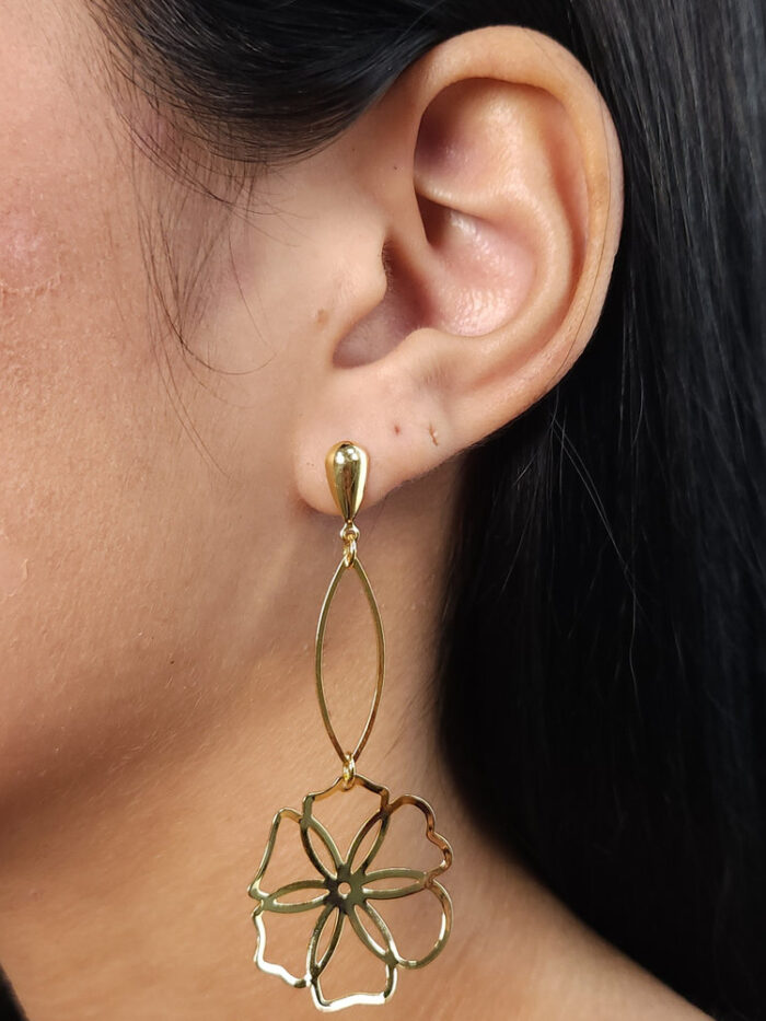 Brinco flor vazada detalhe navete