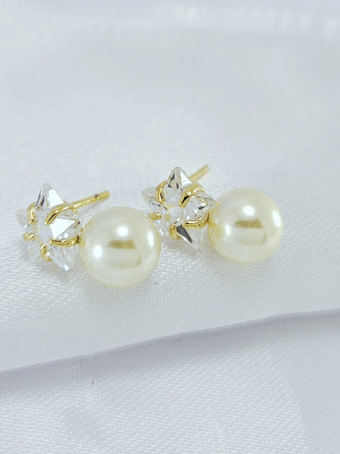 Brinco estrela com pérola