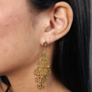 Brinco flores detalhe vazado