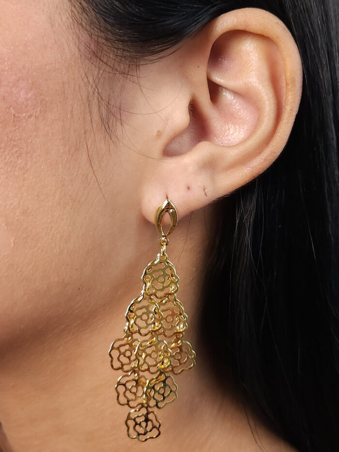 Brinco flores detalhe vazado