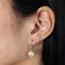 Brinco ponto de luz fio liso com pérola