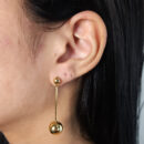 Brinco fio longo com bola lisa