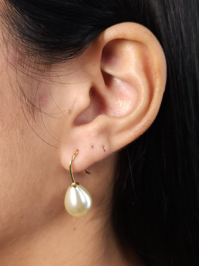 Brinco gancho com gota perolada