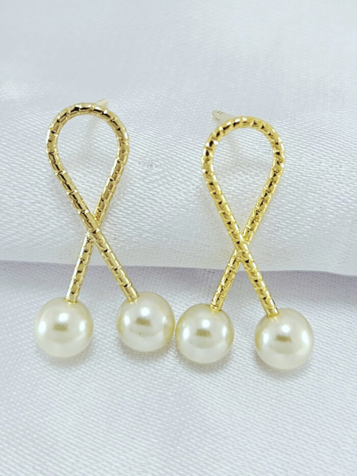 Brinco fio curvado com pérola