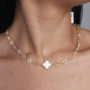 Gargantilha chocker com trevo e pontos de luz