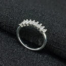 Anel pedra baguete cristal detalhado