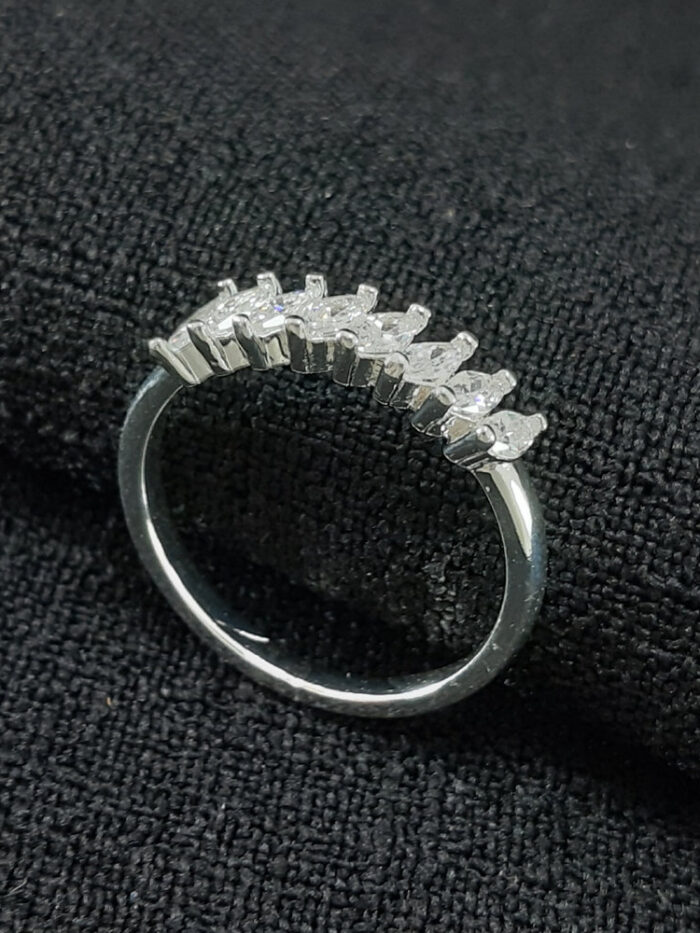 Anel pedra baguete cristal detalhado