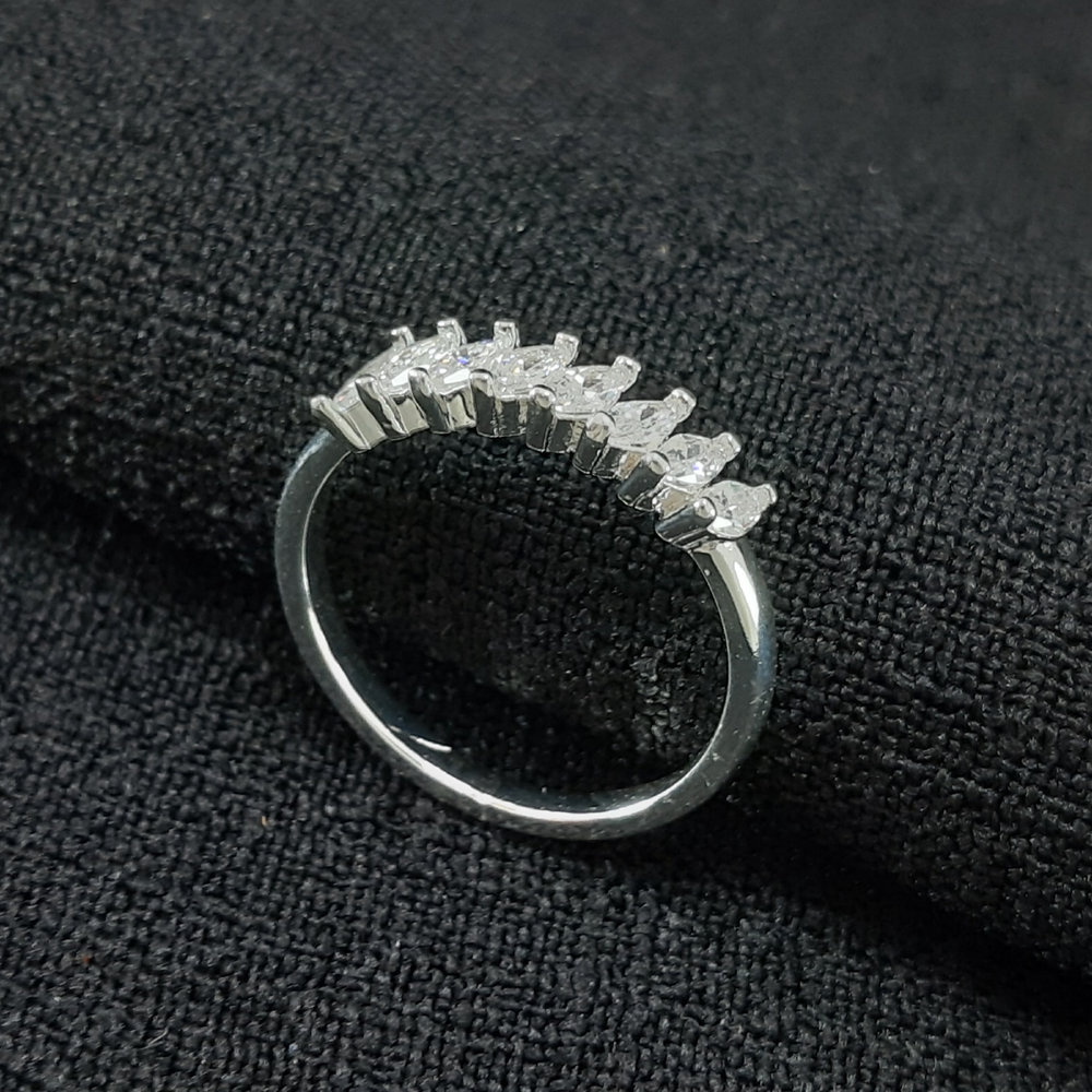 Anel pedra baguete cristal detalhado