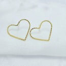 Brinco coração vazado detalhado