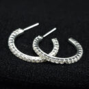 Brinco argola fio cravejado aberto