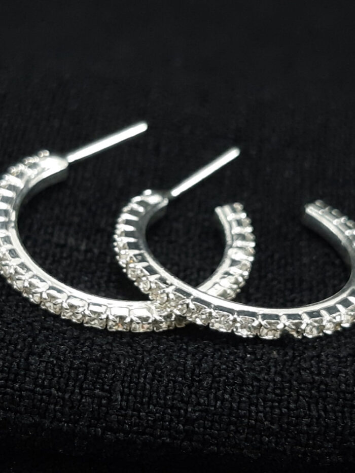 Brinco argola fio cravejado aberto