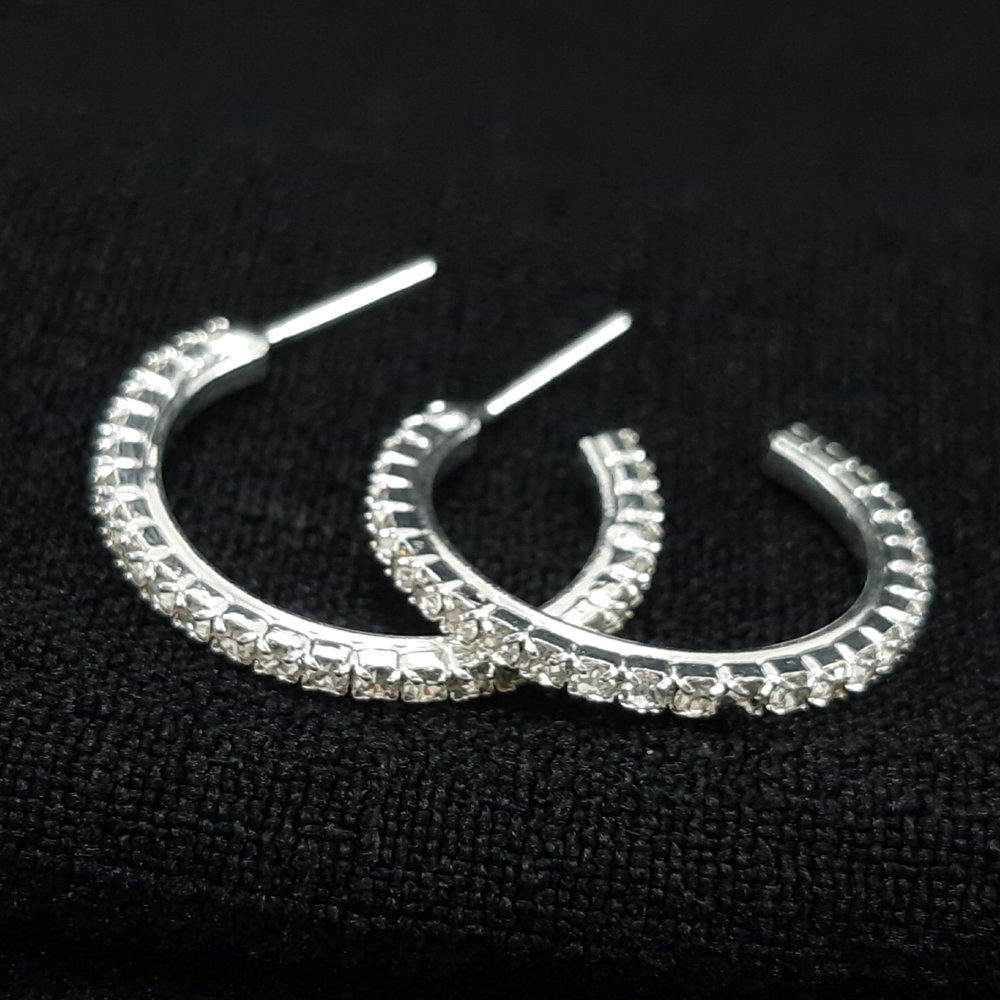 Brinco argola fio cravejado aberto