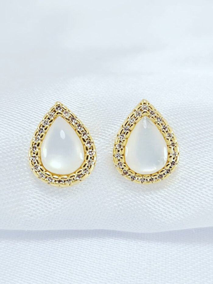 Brinco gota marmorizado detalhe ao redor cravejado