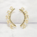 Brinco fio curvado cravejado em zircônia