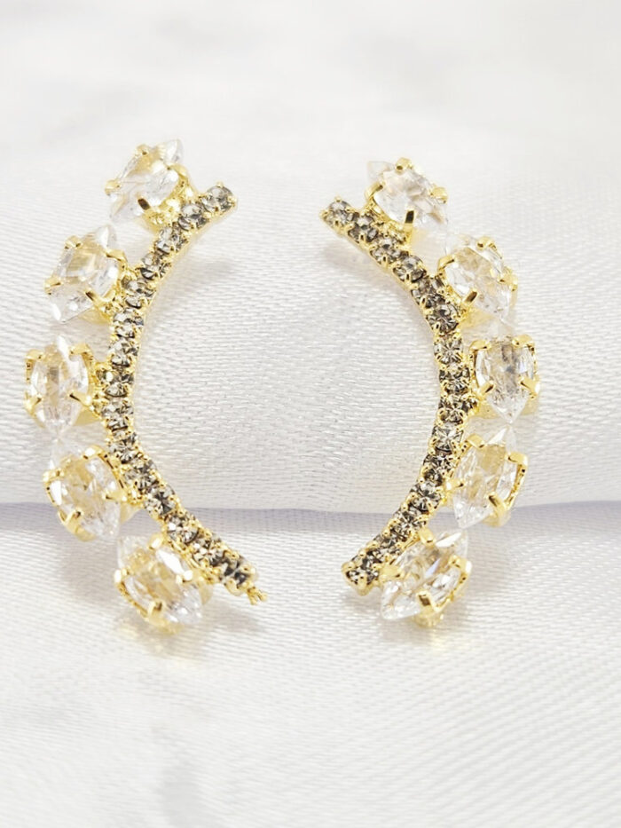 Brinco fio curvado cravejado em zircônia