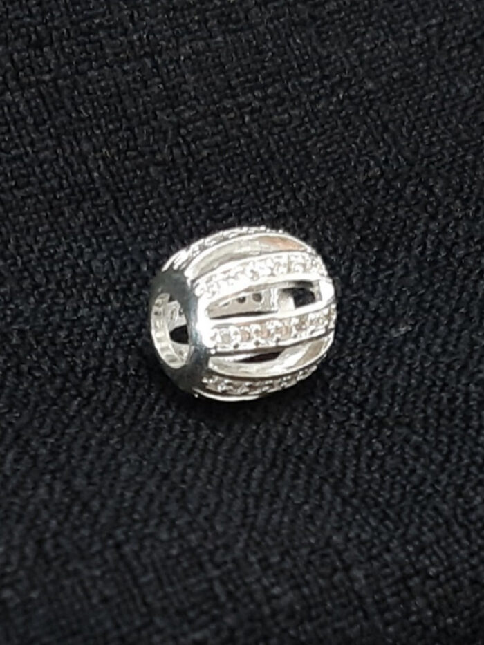 Berloque base cravejada com detalhe vazado