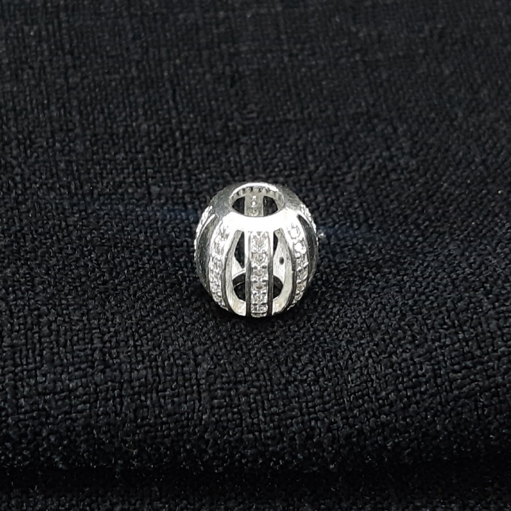 Berloque base cravejada com detalhe vazado - Imagem 2