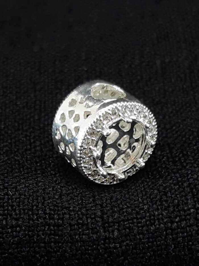 Berloque corações vazados com detalhe cravejado