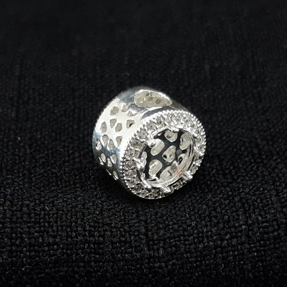 Berloque corações vazados com detalhe cravejado