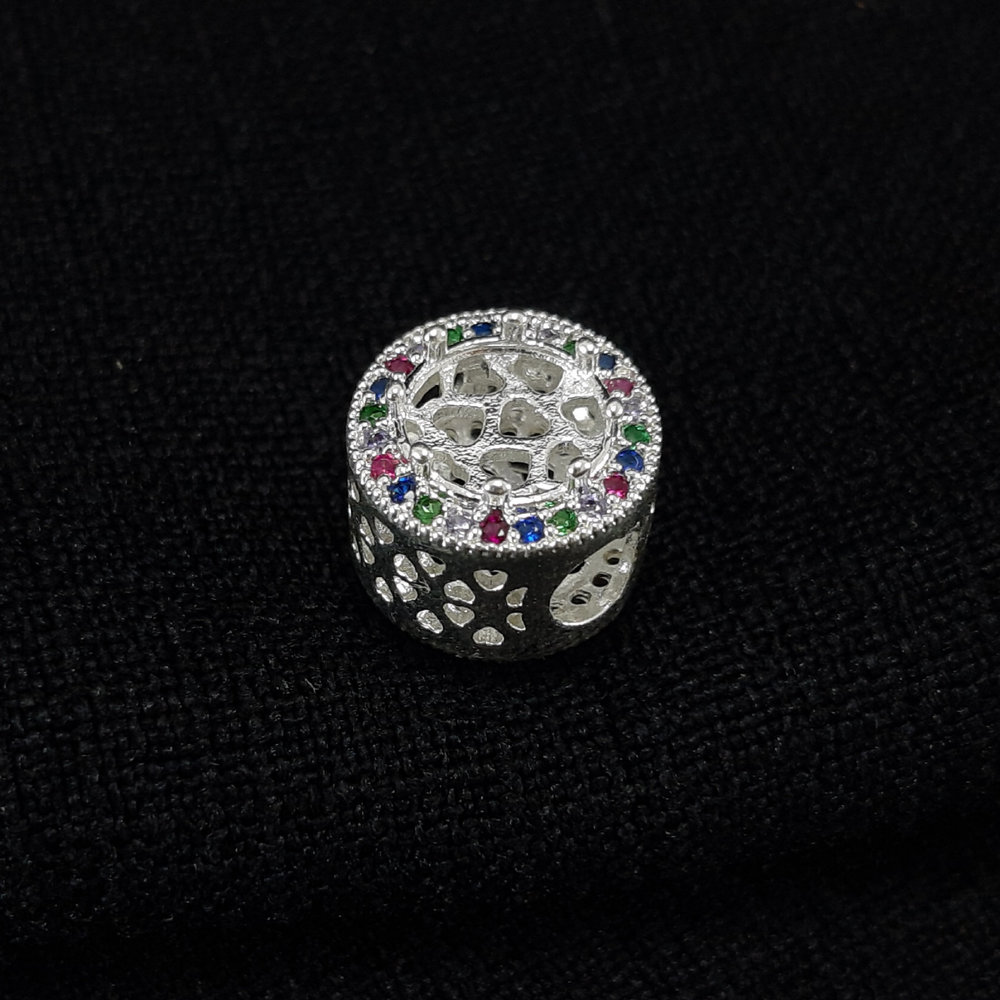 Berloque corações vazados com detalhe cravejado - Imagem 4