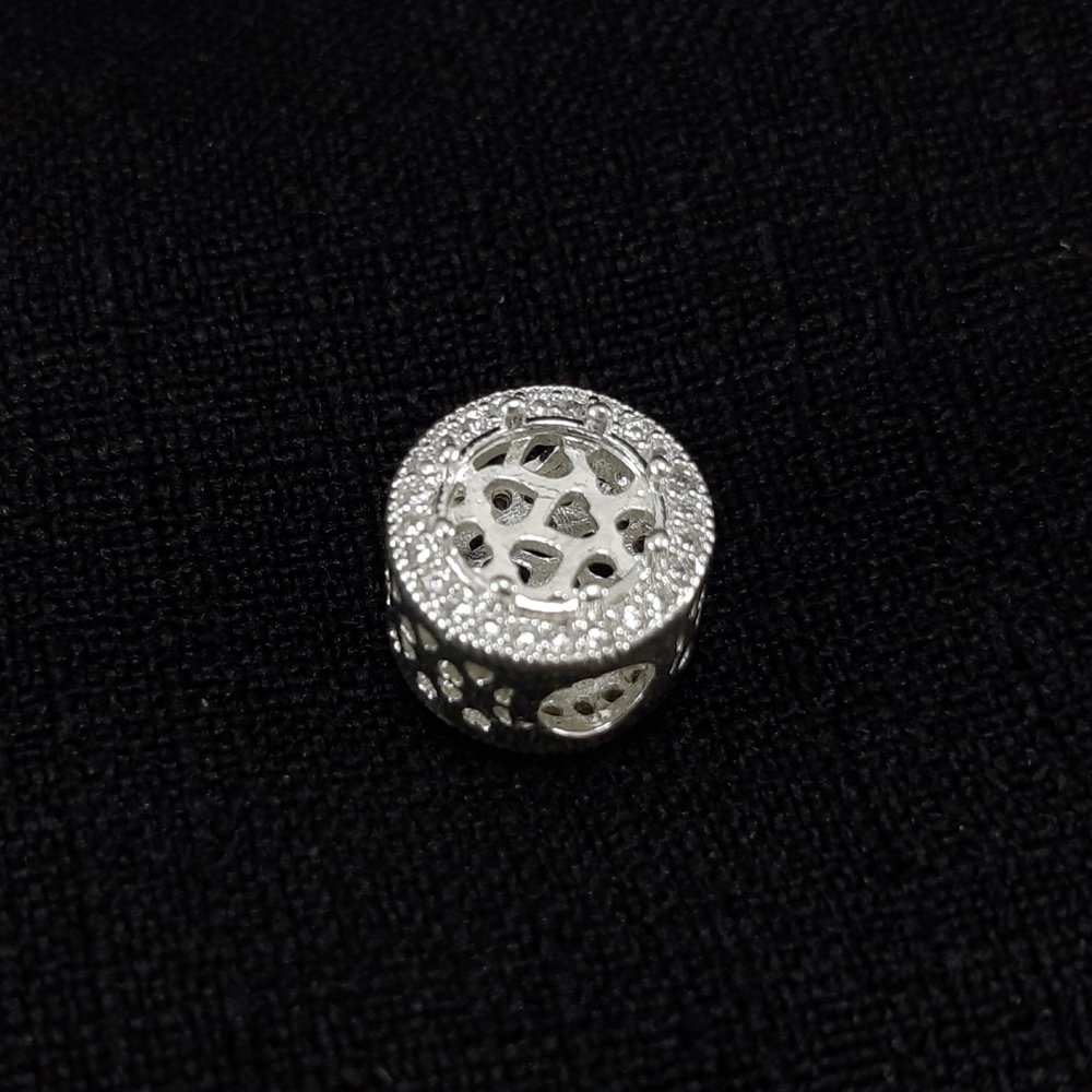 Berloque corações vazados com detalhe cravejado - Imagem 2